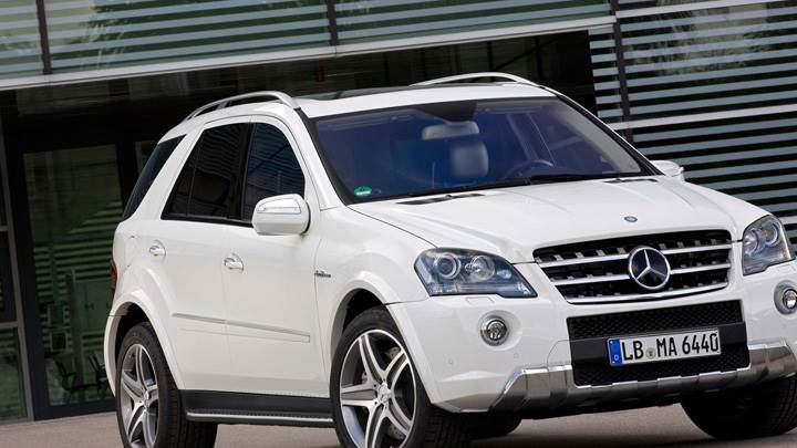 2010 Mercedes-Benz ML 63 AMG Facelift In White Front Side Pose